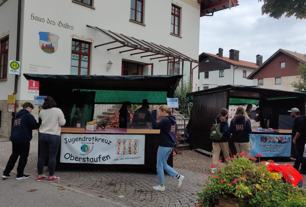 Jugendrotkreuz aktiv in Oberstaufen während verkaufsoffener Sonntag. 